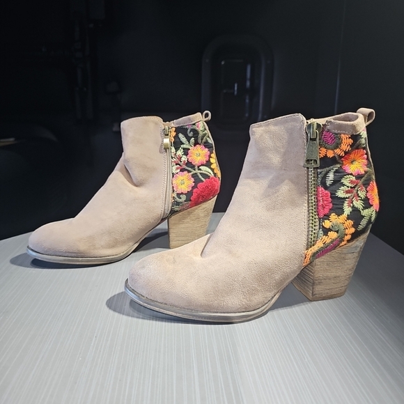 Tiara Los Angeles Mika-05 Floral Embroidered Ankle Boots‎ Women's 7.5 EUC - Picture 1 of 12